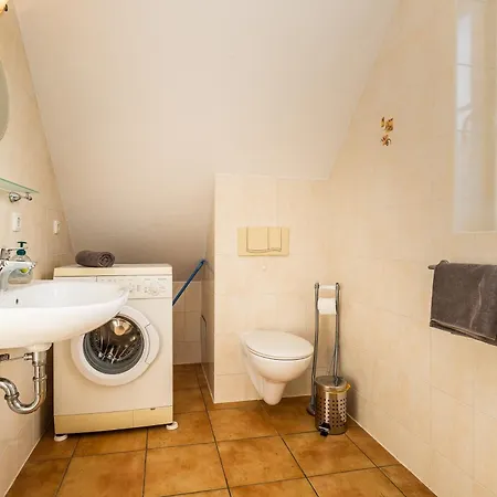 Neue Reihe 17 Leuchtturm Apartman *